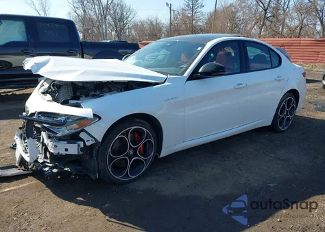 2023 Alfa Romeo Giulia Veloce Awd z USA, uszkodzony, nr VIN ZARFANBNXP7675181